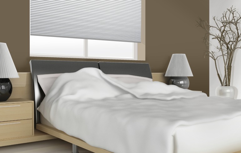 weisses-Plissee-im-Schlafzimmer